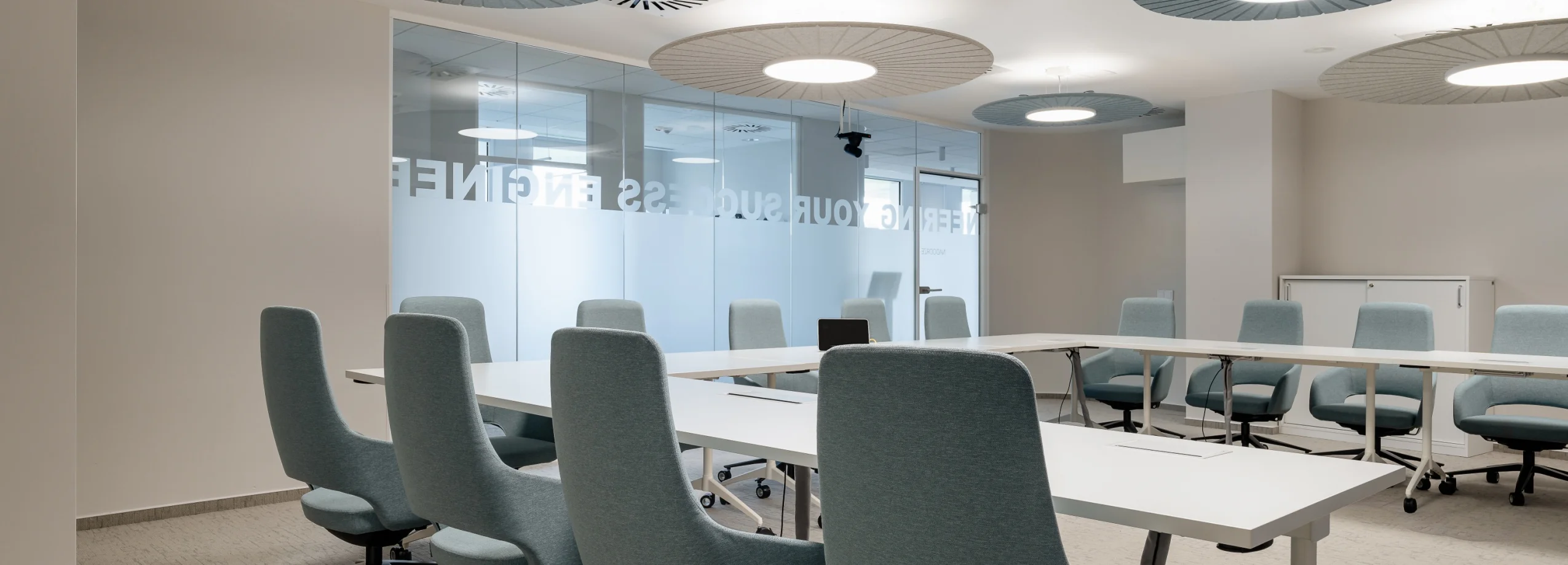 Best acoustic lighting solutions for meeting rooms